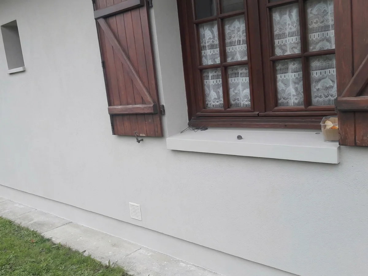 Mur sec et propre après traitement par injection Okmont