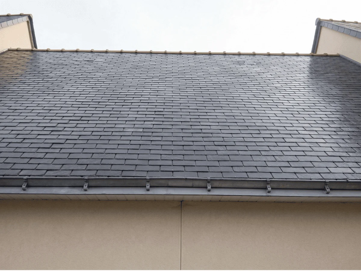 Toiture propre après démoussage et traitement hydrofuge par Okmont