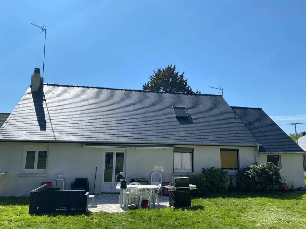 Toiture en ardoises nettoyée et traitée par les techniciens Okmont