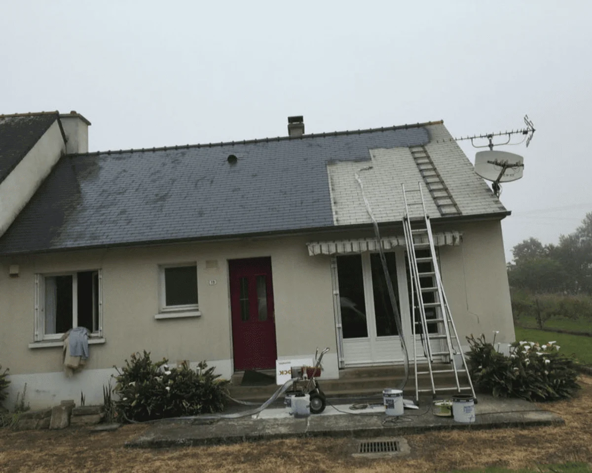 Application du traitement hydrofuge garanti 15 ans par Okmont sur une toiture en ardoises