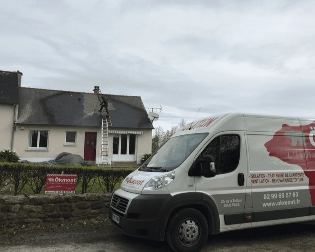 Démoussage haute pression d'une toiture en ardoises à Rennes par un technicien Okmont