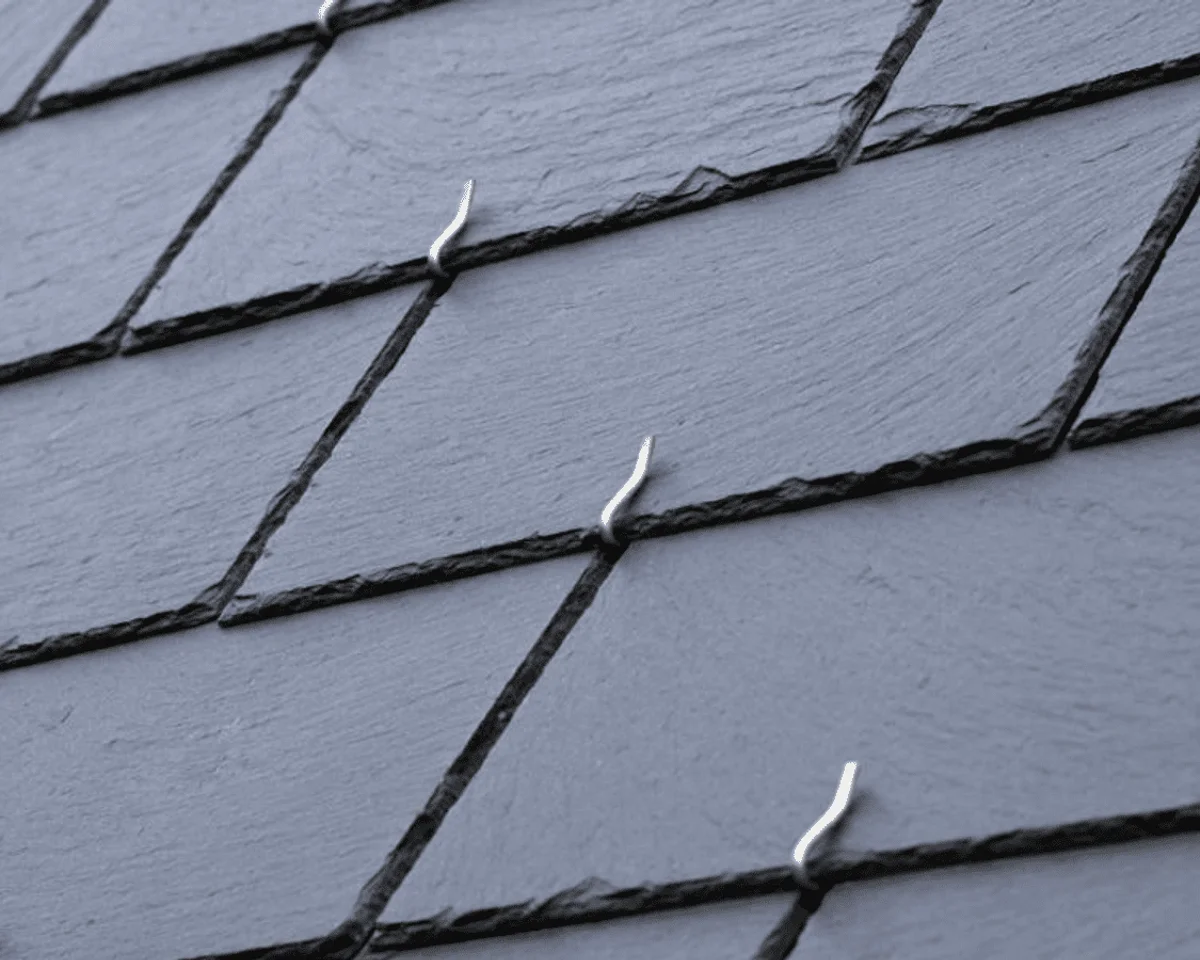 Remplacement d'ardoises endommagées sur une toiture bretonne par un couvreur Okmont