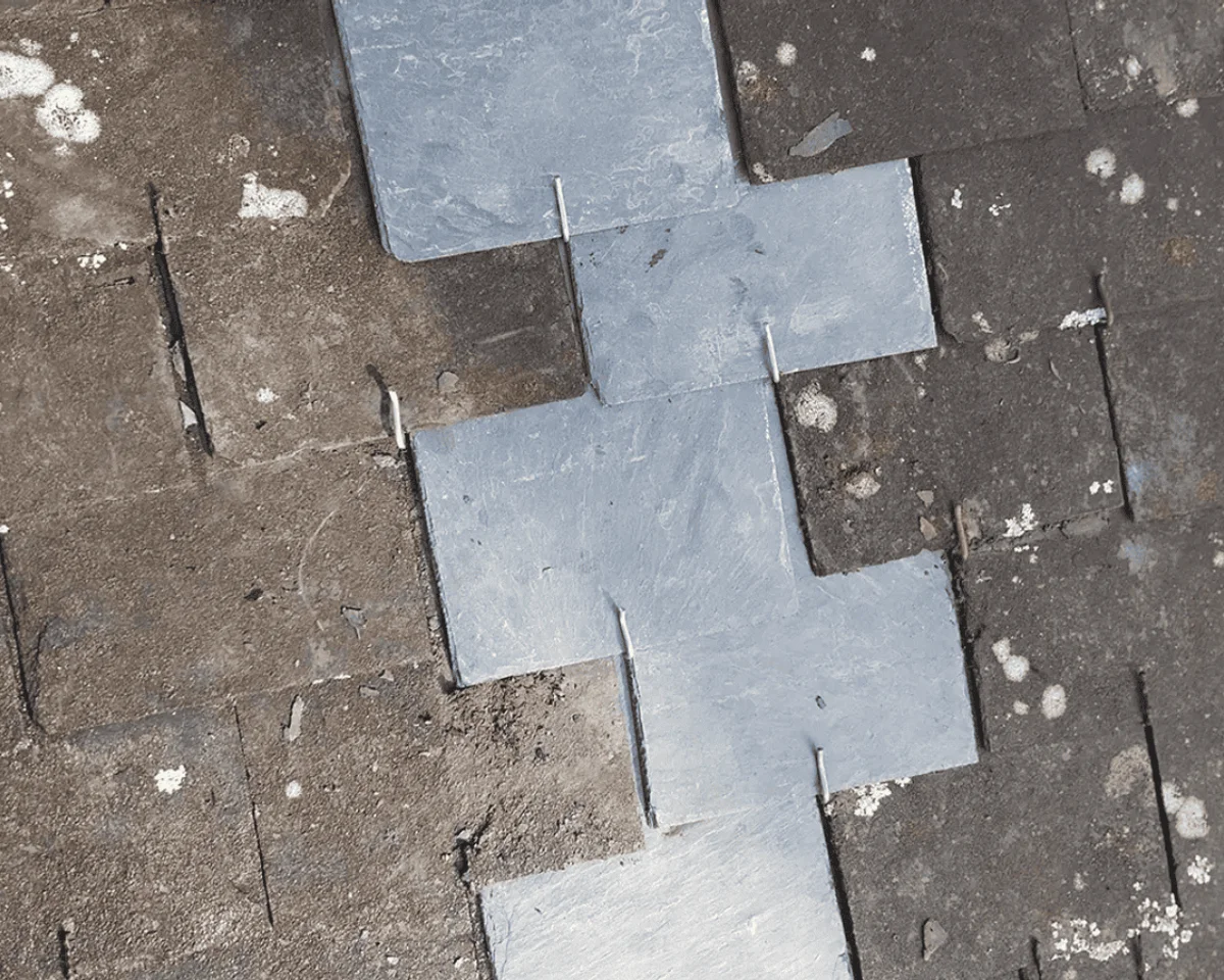 Réparation de toiture et remplacement d'ardoises fissurées par les techniciens certifiés Okmont