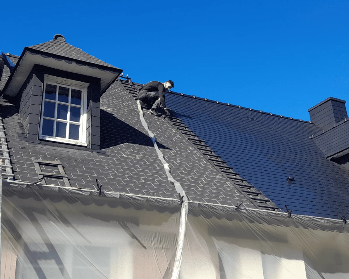 Pose de gouttières aluminium et réfection du faîtage par l'équipe Okmont à Rennes