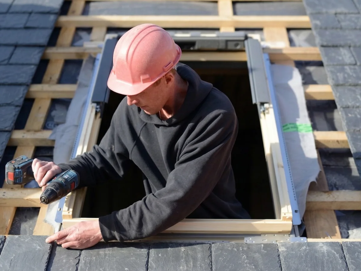Installation de fenêtre de toit Velux à Rennes par Okmont