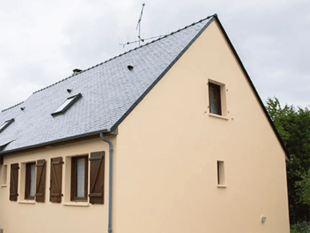 Façade propre et protégée après nettoyage haute pression par Okmont