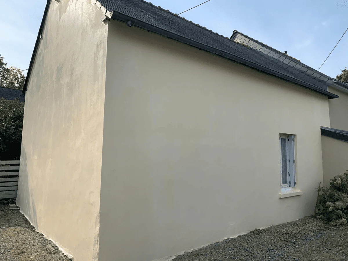 Mur extérieur restauré après démoussage et traitement anti-mousse
