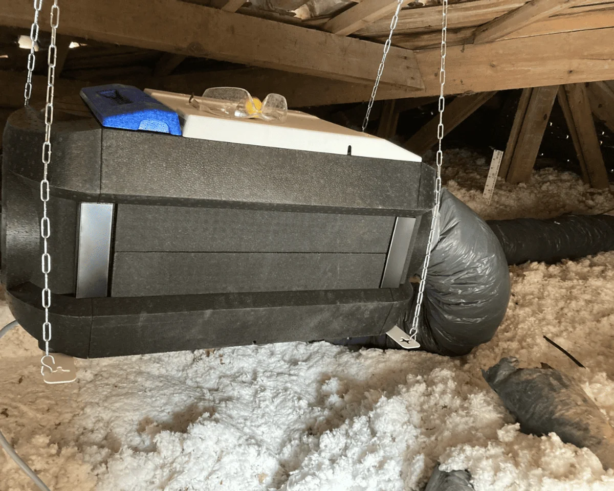 Pose d'une VMI par insufflation dans les combles d'une maison bretonne par Okmont